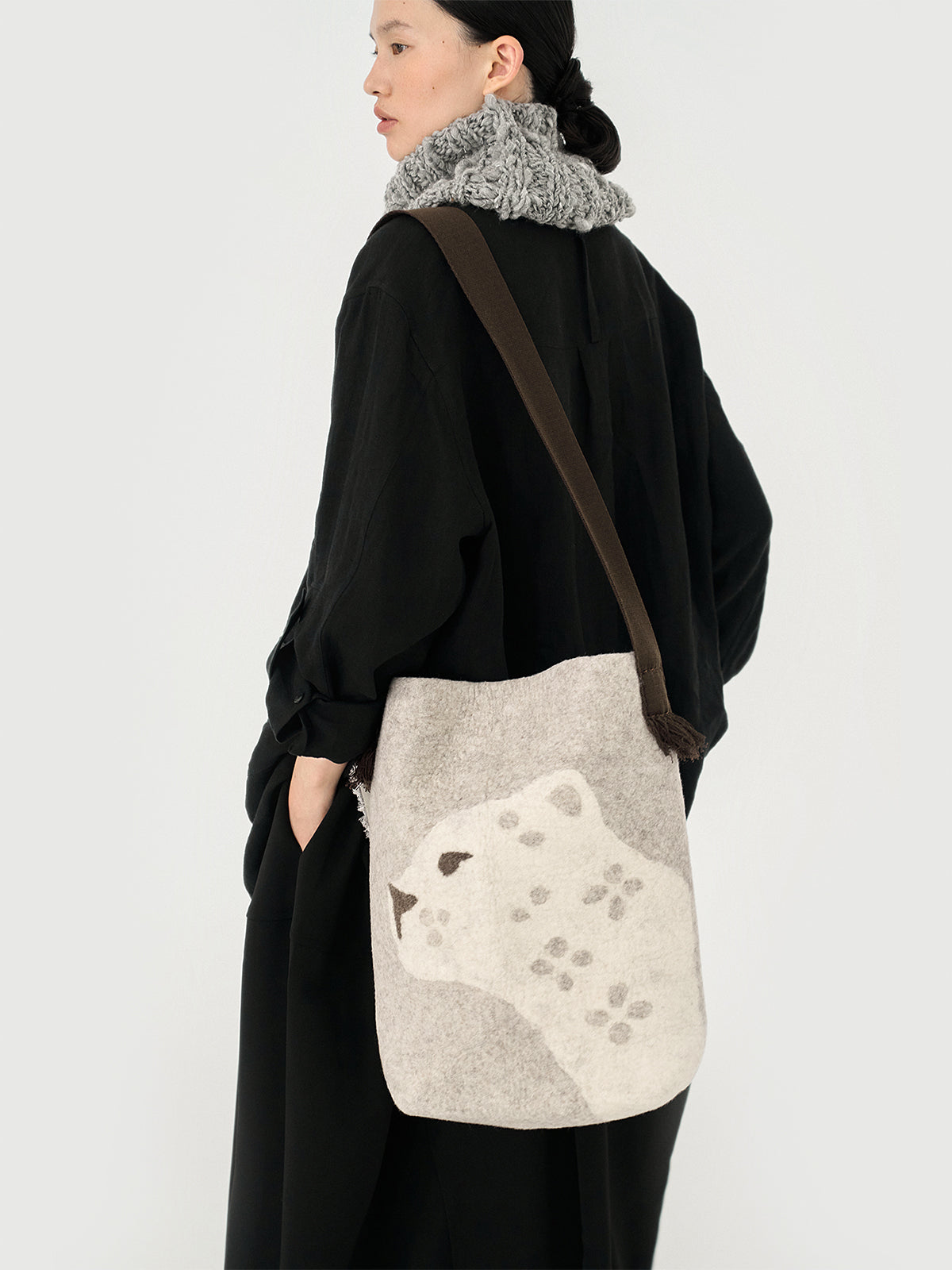 Snow Leopard Handmade Wool Felt Shoulder Bag（Pre-Order）