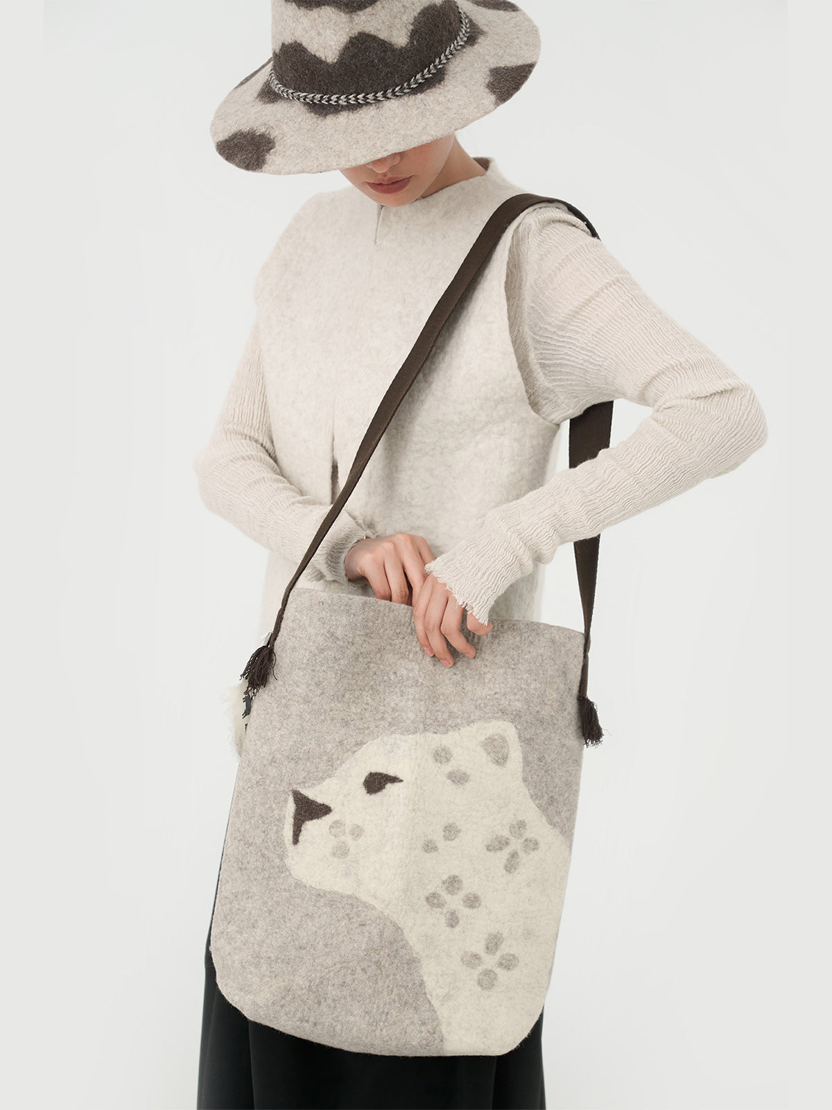 Snow Leopard Handmade Wool Felt Shoulder Bag（Pre-Order）